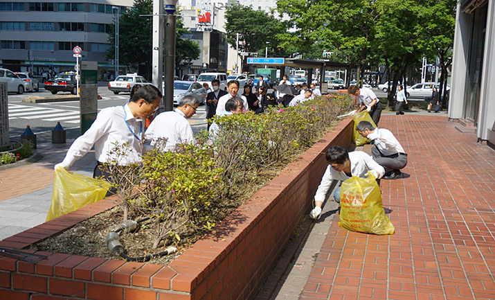 社員有志による伏見ビル周辺の清掃活動