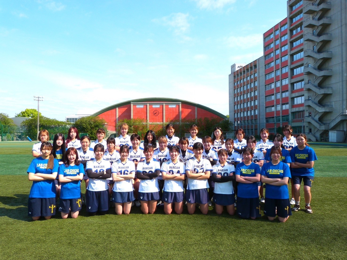 写真：南山大学女子ラクロス部「LAS CHICAS」の部員がグラウンドで整列した集合写真